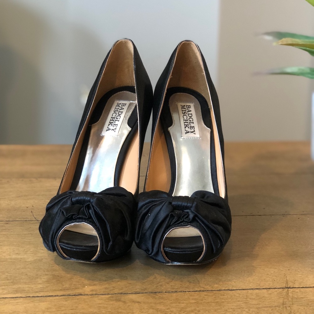 Badgley Mischka Women's Wilda II Peep-Toe Pump